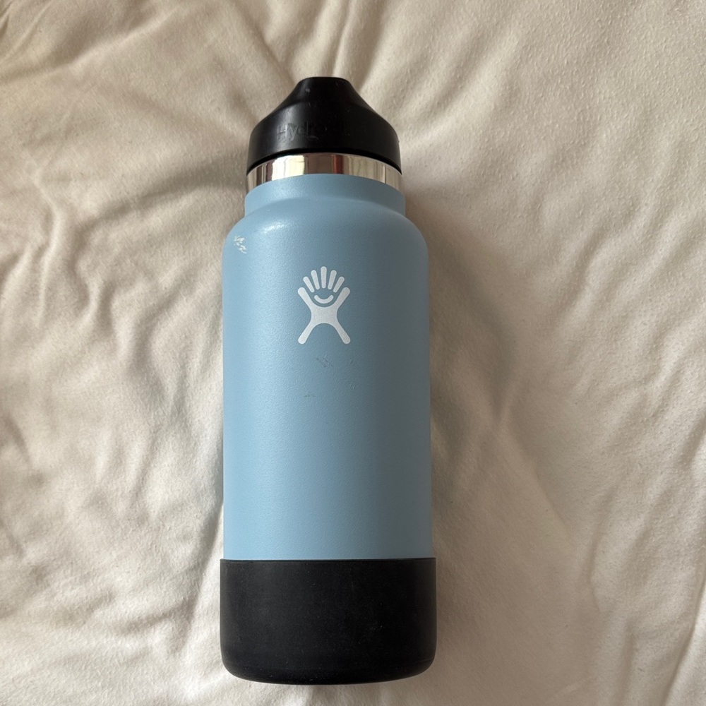 Hydro Flask Sky Blue 32 oz Waterbottle with Black Straw Lid